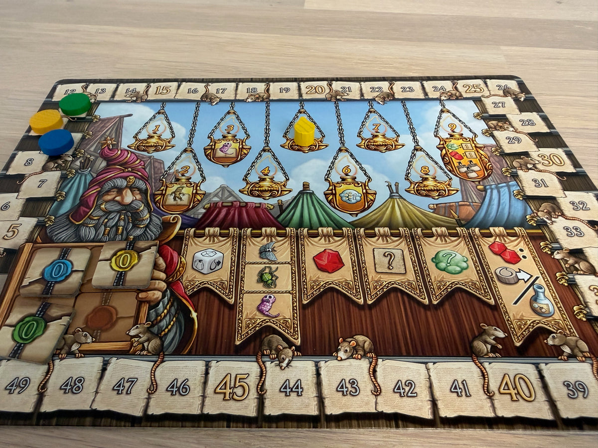 Kvacksalvares poängbräda med kvacksalvaren, hängande lyktor och numrerat råttspår längs kanten.