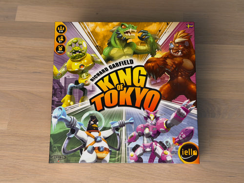King of Tokyo svensk utgåva, asken fotograferad rakt uppifrån på ett ekgolv.